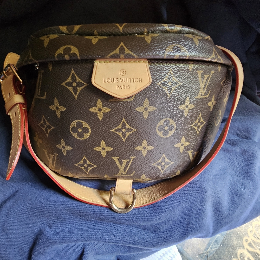 LOUIS VUITTON MONOGRAM BUMBAG ***** BROKEN ZIPPER PULLS*******